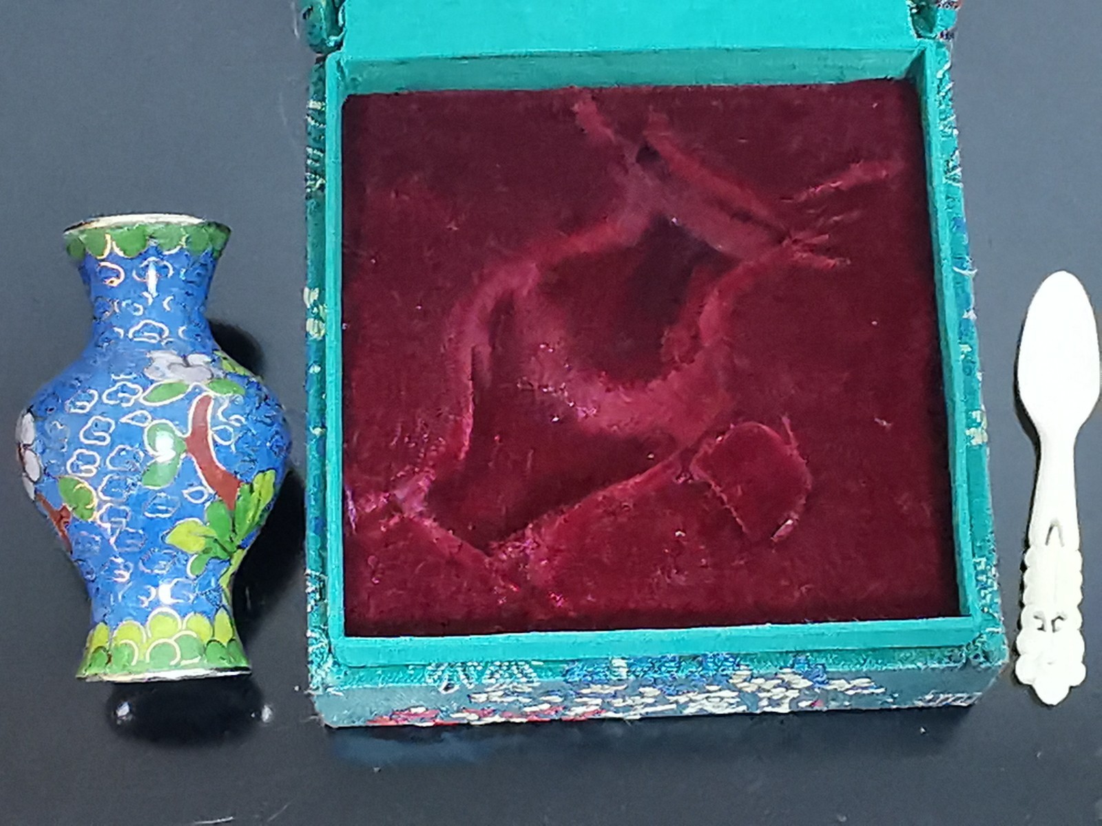 Old Vintage Boxed Chinese Floral Cloisonné Enamel Smal Vase and Spoon - Image 4