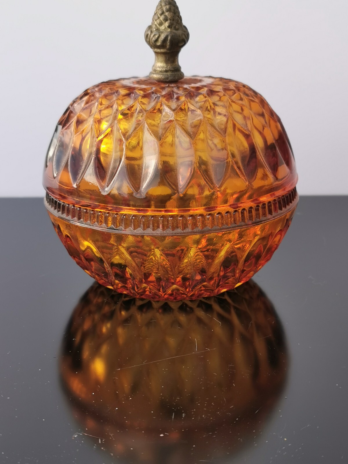 Vintage Amber Indiana Glass Candy Bowl Lidded with Brass Acorn Handle - Image 3
