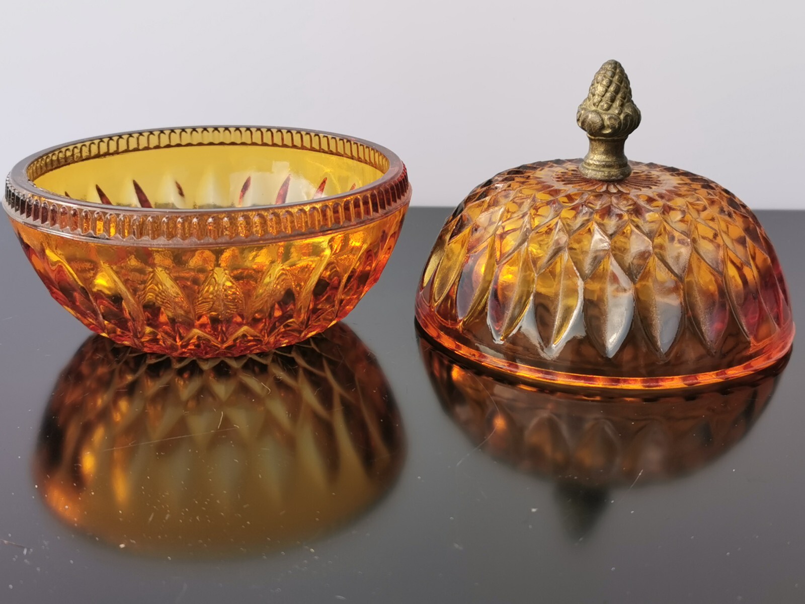 Vintage Amber Indiana Glass Candy Bowl Lidded with Brass Acorn Handle - Image 4