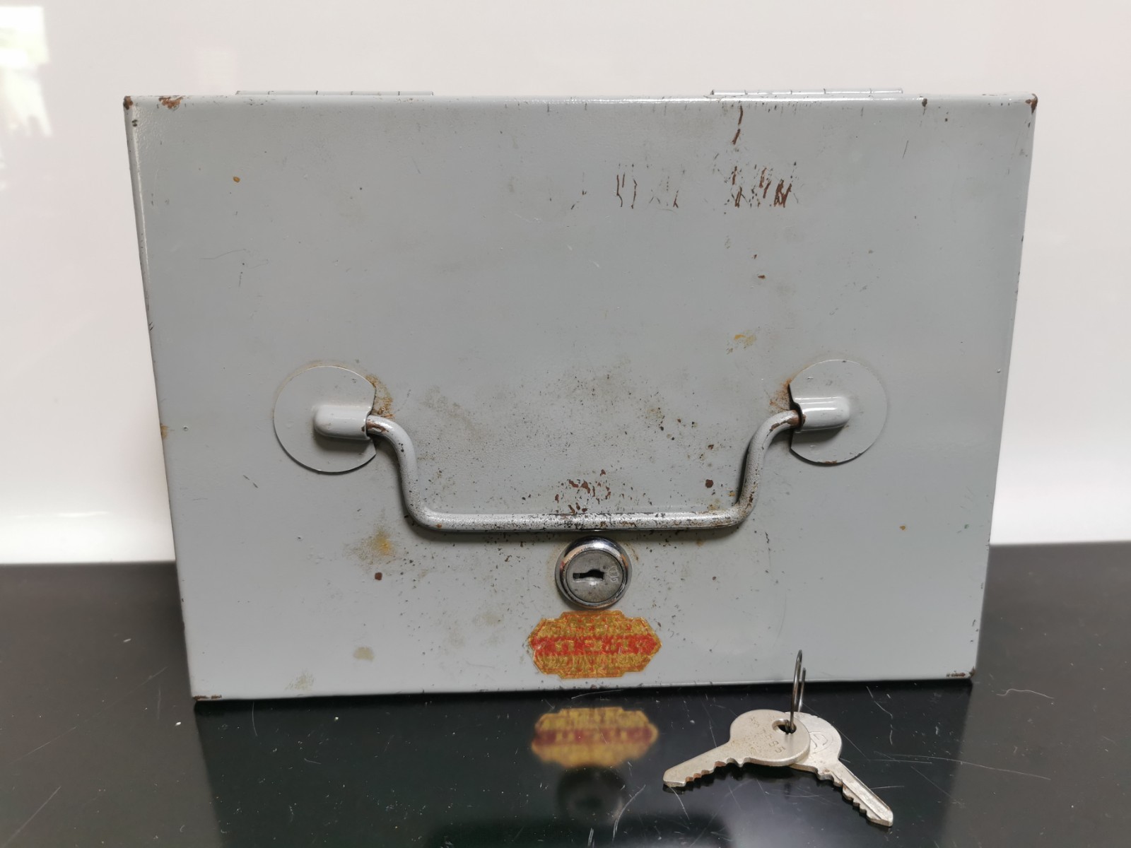 Vintage Israel Hakoach Security Metal Box Safe with Key Lock - Image 3